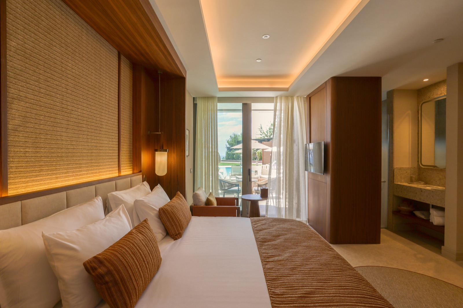 Deluxe Pool View Room